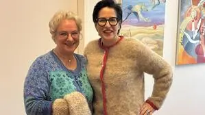 Das Endprodukt des gemeinsamen Projektes von Silke Bergmoser und Katja Krieglstein: eine Jacke und ein Schal