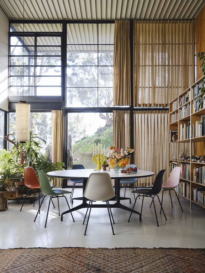Eames House mit einem Ensemble der Eames Plastik Chairs von Vitra
