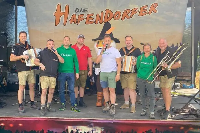 Für die musikalische Umrahmung sorgten „Die Hafendorfer“, die „Zirbitzbuam mit Petzi“, „Die Aichfelder“ und die „Ameringer Jagd- und Alphornbläsergruppe“.