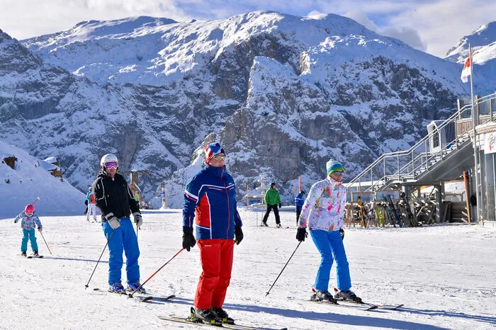 Die Schneekanonen laufen bei minus 7 Grad auf Hochtouren, daneben laden Gaststätten und Hütten, auch auf der italienischen Seite, zu Einkehrschwüngen ein.