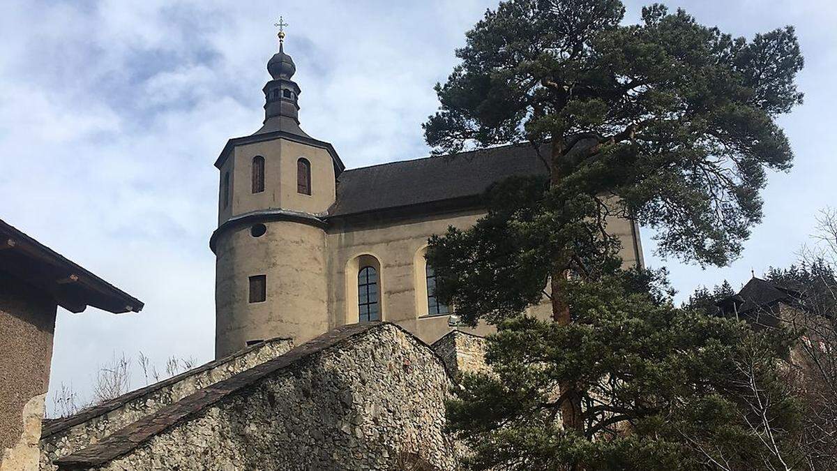 Die Wallfahrtskirche Maria Freienstein hoch über der Ortschaft ist ein spezieller Kraftplatz