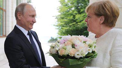 Weiße Rosen von Wladimir Putin für Angela Merkel beim Besuch in Sotschi 