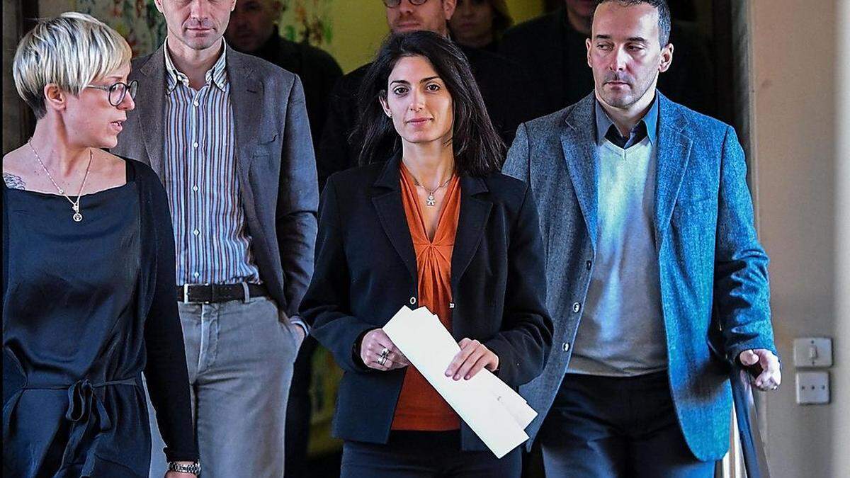 Roms Bürgermeisterin Virginia Raggi (Mitte) mit ihrem Team 