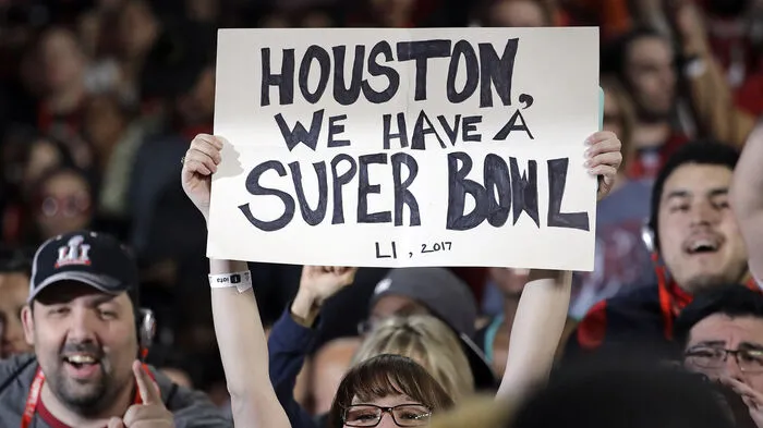 "Houston, wir haben ein Problem": Nicht wirklich, jede US-Metropole träumt angesichts der zu erwartenden Besucherströme und Milliardenumsätze von der Austragung des Mega-Spektakels Super Bowl, dem größten Einzelsportereignis der Welt. Heuer ist Houston (Texas) dran, zum insgesamt dritten Mal nach 1974 und 2004.Die besten Spieler, die wichtigsten Facts: Was Sie sonst noch zu Super Bowl LI wissen müssen, verrät Stefan Tauscher.