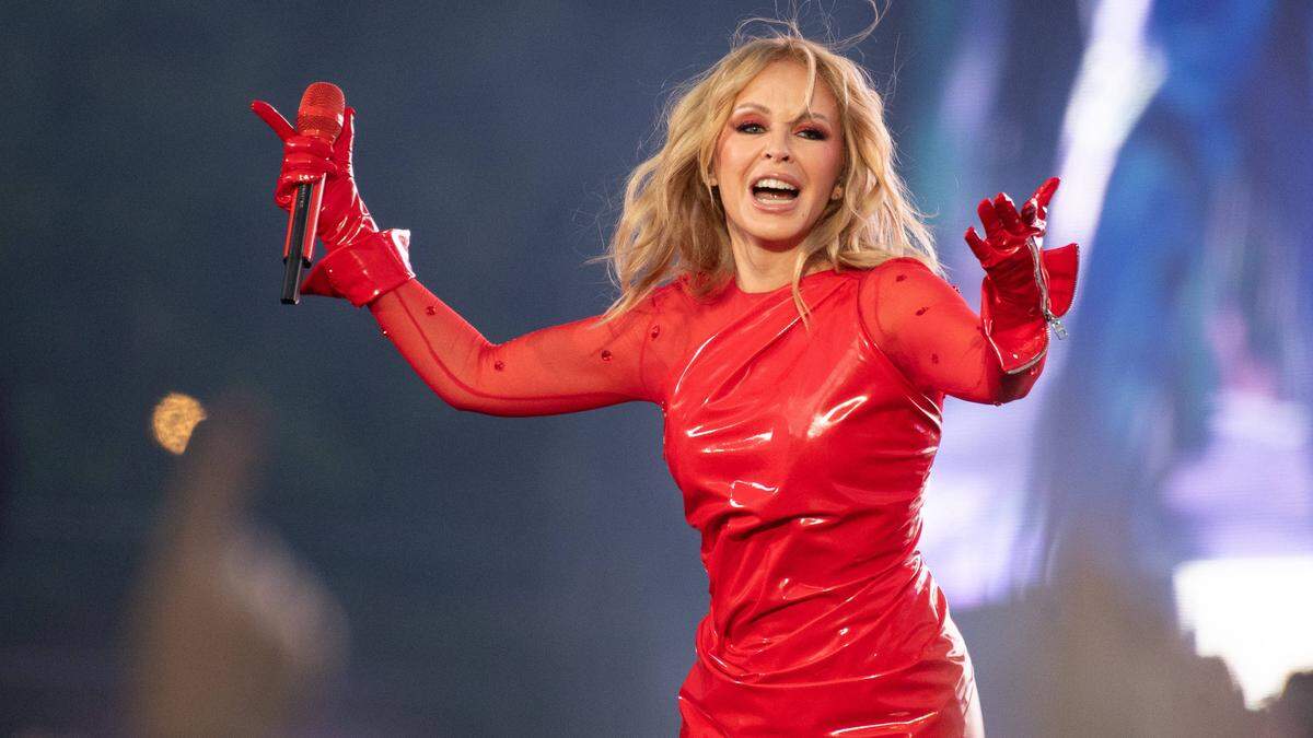 Kylie Minogue schwimmt mehr als 35 Jahre nach dem Start ihrer Musikkarriere auf einer neuen Erfolgswelle