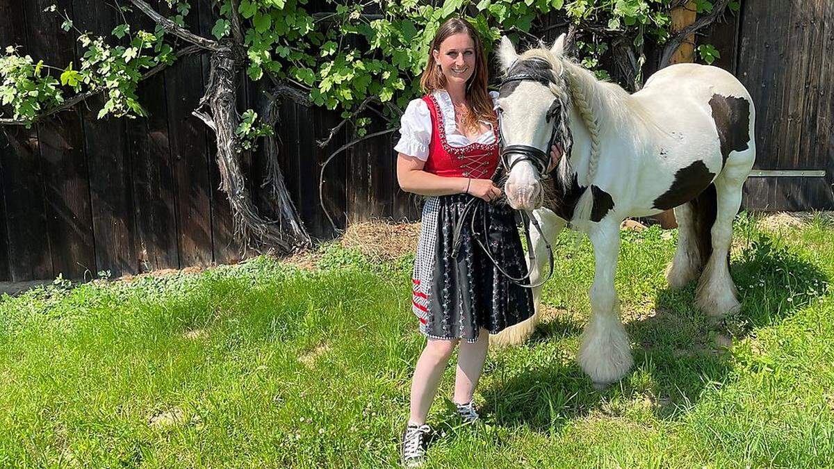 Bäuerin Astrid mit einem ihrer Pferde
