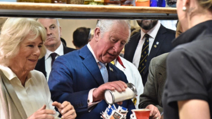 Im Sant'Ambrogio-Markt in Florenz probiert Prinz Charles einen Cappuccino. Und versüßt sich das Getränk mit einer Portion Zucker.