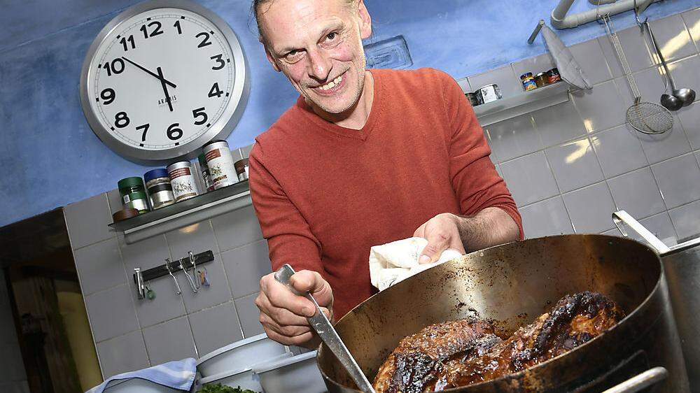 Sein Schweinsbratl ist legendär: Josef Gasser, Seniorchef im Spittaler Haubenlokal Kleinsasserhof, stellt seine Kochkünste in den Dienst der guten Sache