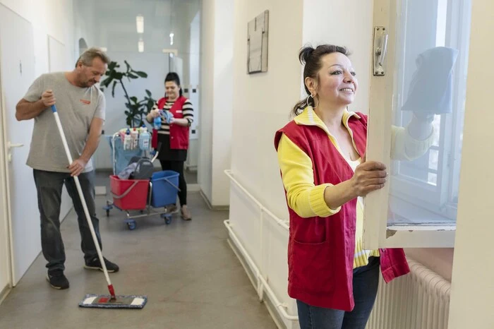 <strong><em>Reinigung:</em></strong><em> Das fachkundig begleitete Team übernimmt Tätigkeiten rund um Haus und Wohnung für Privathaushalte als auch Unternehmen wie zum Beispiel die Reinigung von Wohnräumen, Fenstern, Stiegenhäusern, Büroräumen oder Toiletten.</em>