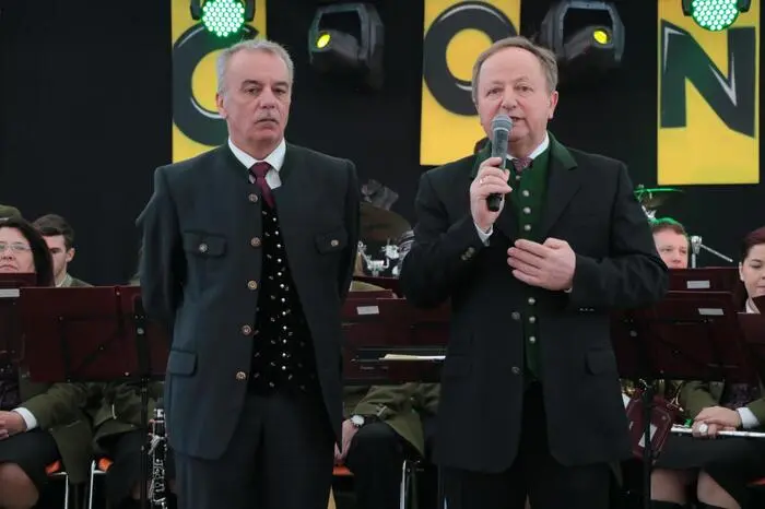 Alois Hausleitner und Peter Kaufmann begrüßten die Ehrengäste und Besucher im Festzelt.