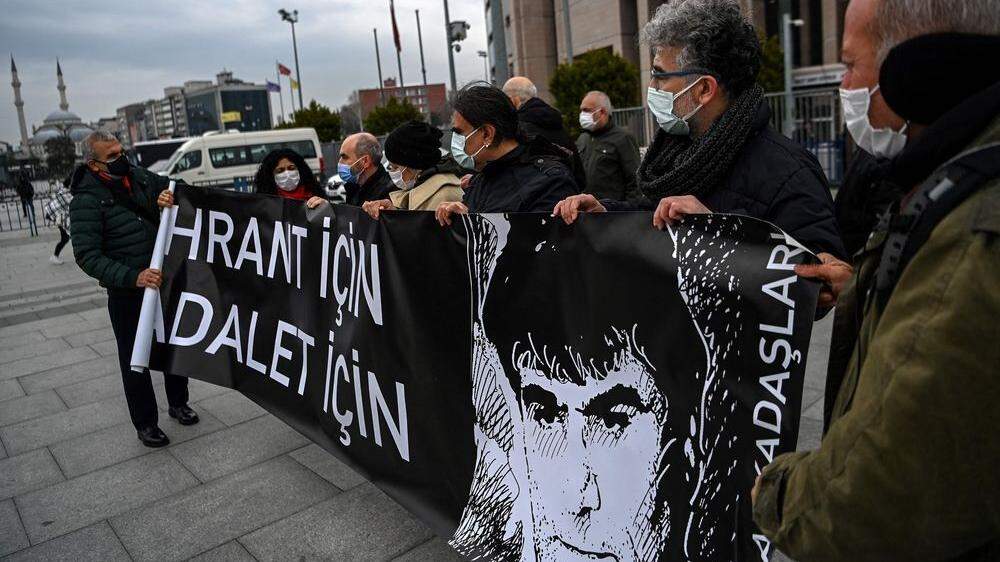 Demonstranten fordern vor dem Gerichtsgebäude in Istanbul Gerechtigkeit für Hrant Dink 