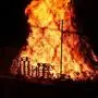 Zu sehen ist ein brennendes Osterfeuer.