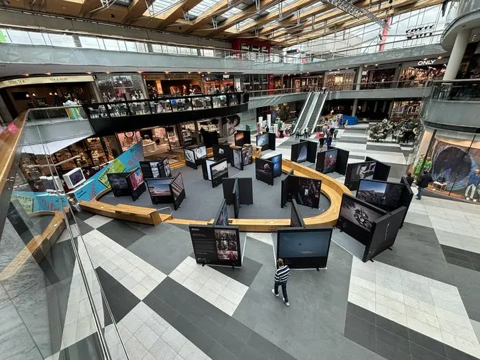 Auf großen Lichtrahmen werden die Bilder auf der Plaza gezeigt