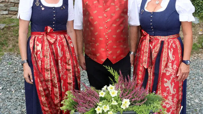 Der Vorstand von der Singgemeinschaft Zammelsberg am Foto von Links: die Chorleiterin Monika Pluch-Rainer, Obmann Barnabas Stromberger und die Kassierein Sigrid Michenthaler.