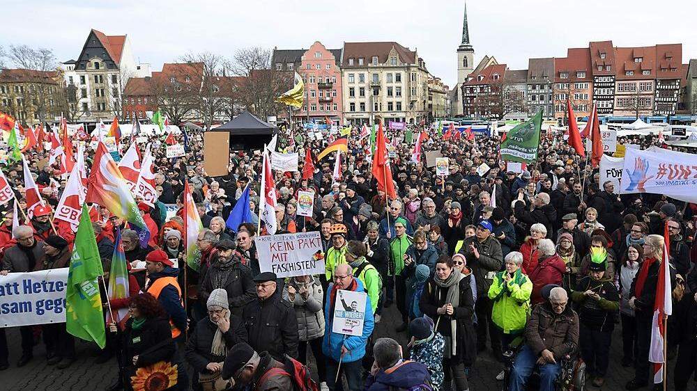 Tausende haben sich auf dem Erfurter Domplatz versammelt. &quot;Kein Pakt mit Faschisten&quot; steht auf einigen Plakaten 