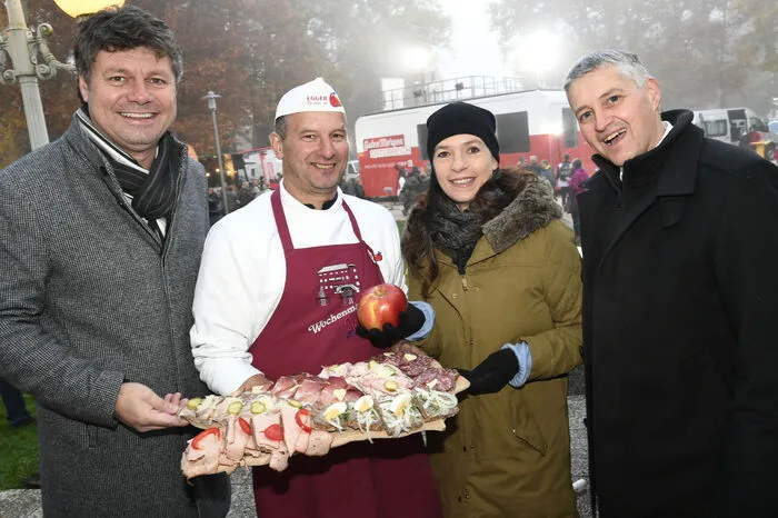 Das von den Marktbauern servierte Jausenbuffet im Morgengrauen war von den Spittaler Frühaufstehern innerhalb weniger Minuten verputzt. Bürgermeister Gerhard Pirih mit seiner Petronilla ergatterte mit HLW-Direktor Adolf Lackner gerade noch ein saftiges Schinkenbrot von Karl Egger.