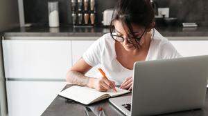 Für berufsbegleitende Studierende ist Online-Unterricht ein normaler Teil ihrer Arbeitswochen