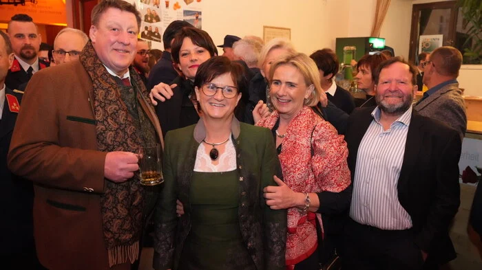 Bürgermeister Josef Jury amüsierte sich mit Gattin und Freunden beim Ball der FF Gmünd. 