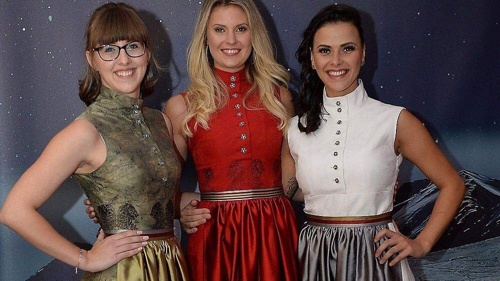Die Models Anja Zwischenberger, Valentina Schlager, Bianca Krenn mit Kleidern in den Kärntner Farben  