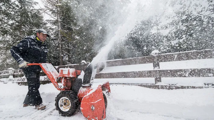 Keine Winterfreuden ohne Arbeit: Mit der Schneefräse gegen den Neuschnee