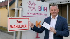 Günter Leikam, Spitzenkandidat im Wahlkreis Ost, bei seiner Stimmabgabe 