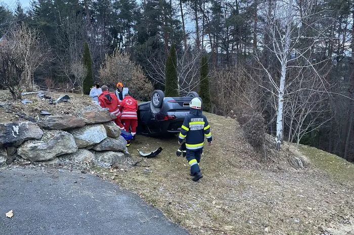 Die Besitzer des Gartens alarmierten umgehend die Einsatzkräfte. Die eingeklemmte 20-Jährige konnte ohne technische Hilfsmittel im Beisein des Roten Kreuzes aus dem Fahrzeug befreit werden.  