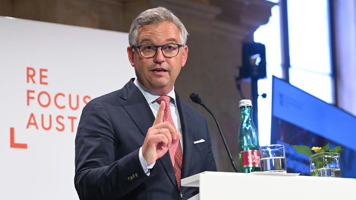 Finanzminister Magnus Brunner (ÖVP) bei der jährlichen Botschafterinnen- und Botschafterkonferenz in Wien