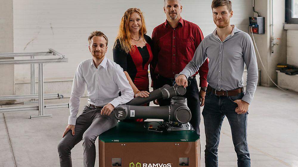 Das Ramvos-Team auf dem Ramvos 600 (von links): Sebastian Toda, Sandra Slavinec, Dieter Lutzmayr (alle Charismatec) und Stefan Knöbl (Brunner Maschinenbau)