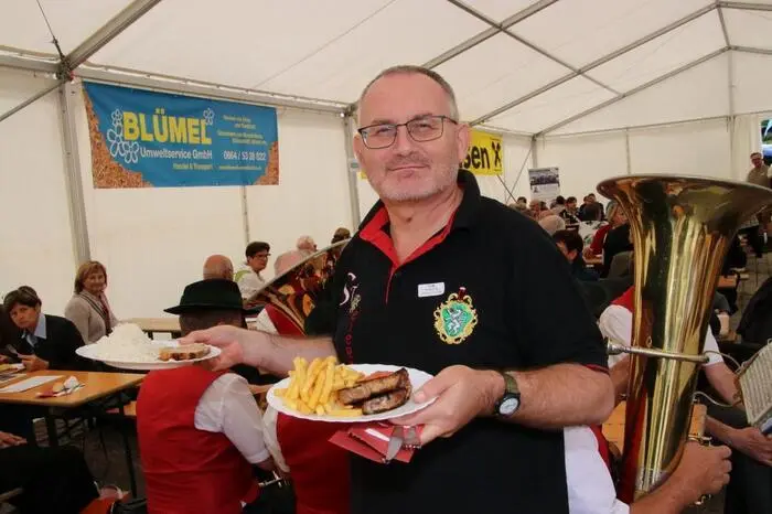 Nach der Prozession ging es auf in das Festzelt, wo der örtliche Kameradschaftsbund mit Obfrau Klaudia Edler sein traditionelles Oswaldifest abhielt.