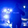 Man sieht einen Polizisten von hinten in der Nacht