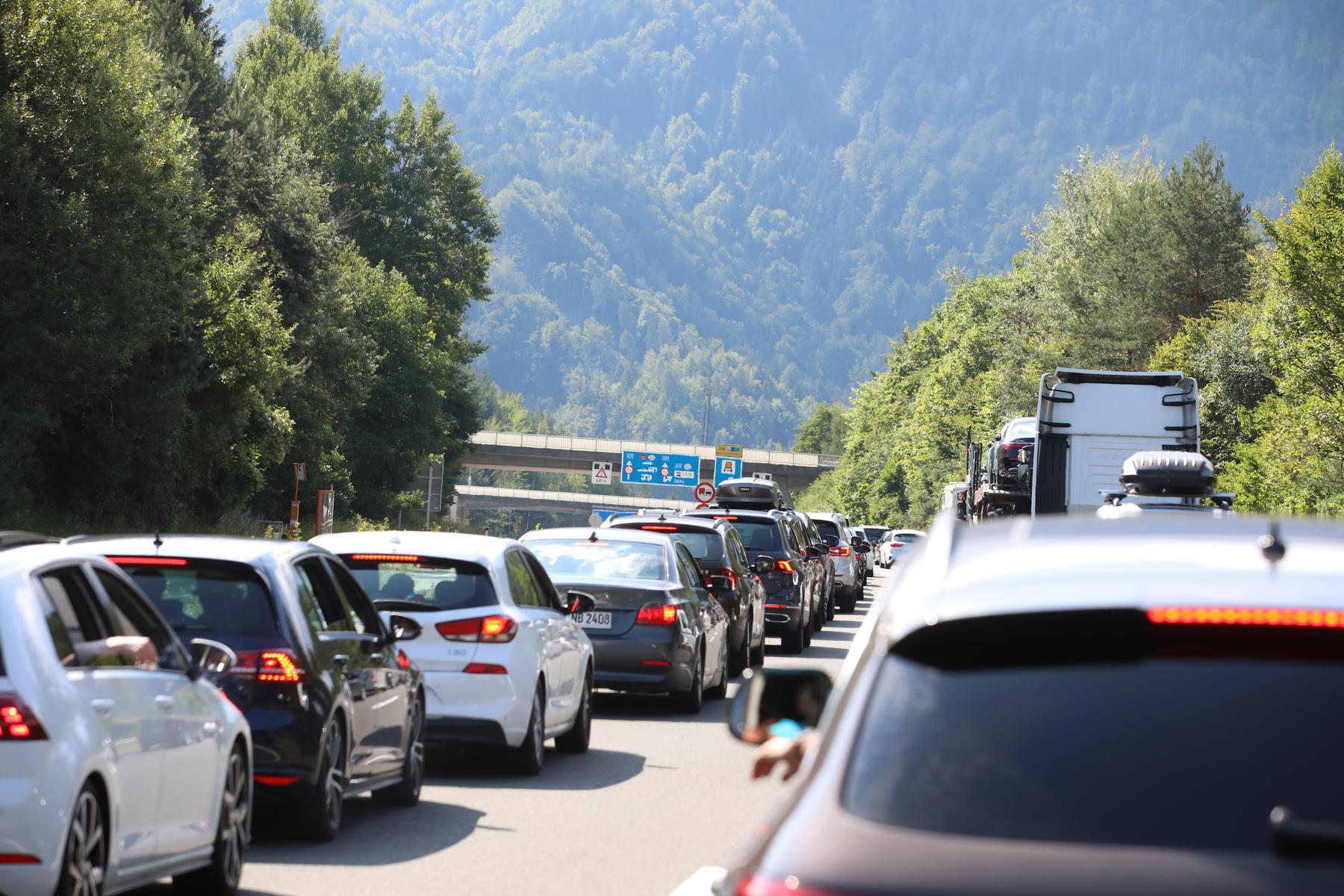 Blechlawine stockt: Stau: Eine Stunde Wartezeit an der Grenze zu Slowenien