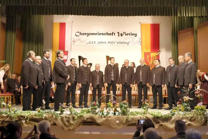 115 Jahre auf dem Buckel und trotzdem voll im Rhythmus – der MGV Wieting lud am Samstagabend unter Obmann Christopf Krenn zum großen Jubiläumskonzert in das Werkskulturhaus von Klein St. Paul.