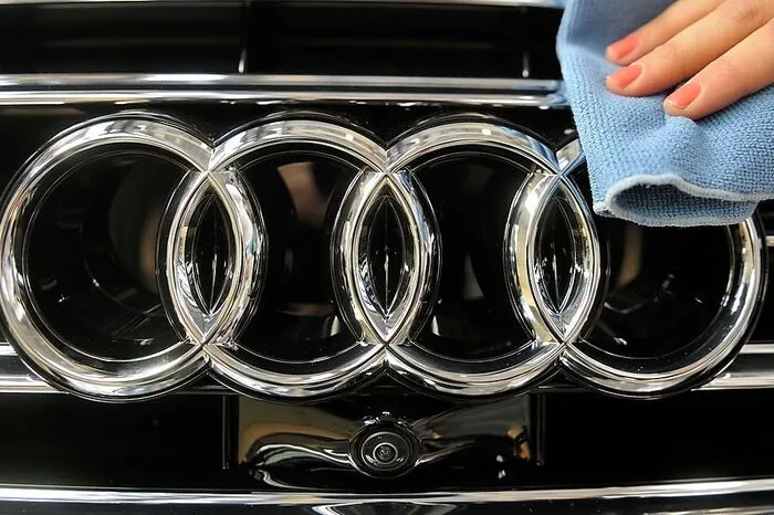 Manipulation ist beim VW-Konzern seit Jahren ein Thema. Auch der Spritverbrauch stimmt nicht immer mit der Realität überein. Allerdings werden hier legale Schlupflöcher im NEFZ-Test genutzt. Bei Audi führt das zu einer Abweichung von durchschnittlich 49 Prozent.