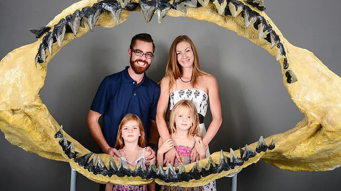 Monströses Gebiss. Kranzelbinder und seine Familie mit dem "Hai-Light"