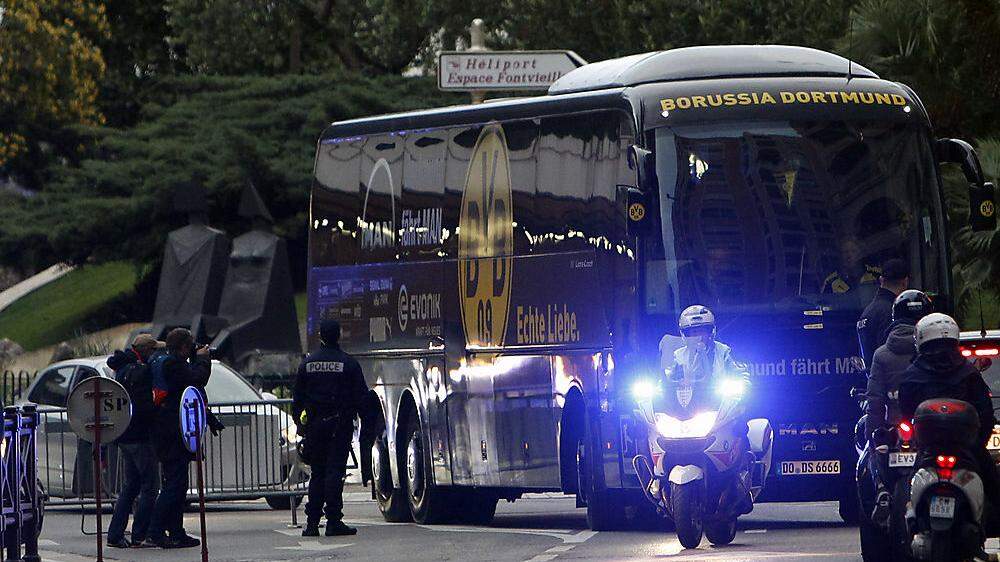 Der Dortmund-Bus am Tag nach dem Anschlag mit Polizeieskorte