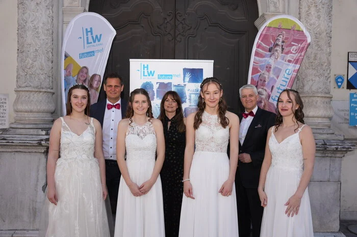 Lena Mayer (3 AMW), Organisator Lichter Wolfgang, Michelle Gradl (5AHW), Fachvorständin Evelin Steinwender, Magdalena Schmölzer (5M), Direktor Adolf Lackner, Hanna Kofler (3 AUF)