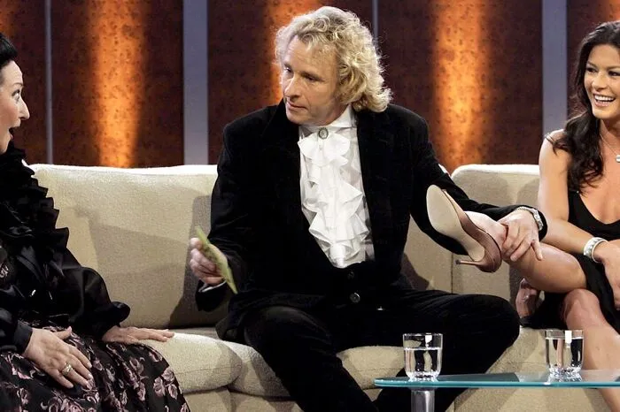 2005 nahm die Ausnahmekünstlerin gemeinsam mit Schauspielerin Catherine Zeta-Jones auf der "Wetten, dass ..."-Couch Platz.