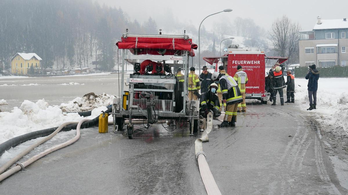 Eine Großpumpe setzte die Feuerwehr Nußdorf-Debant im Dezember 2020 ein