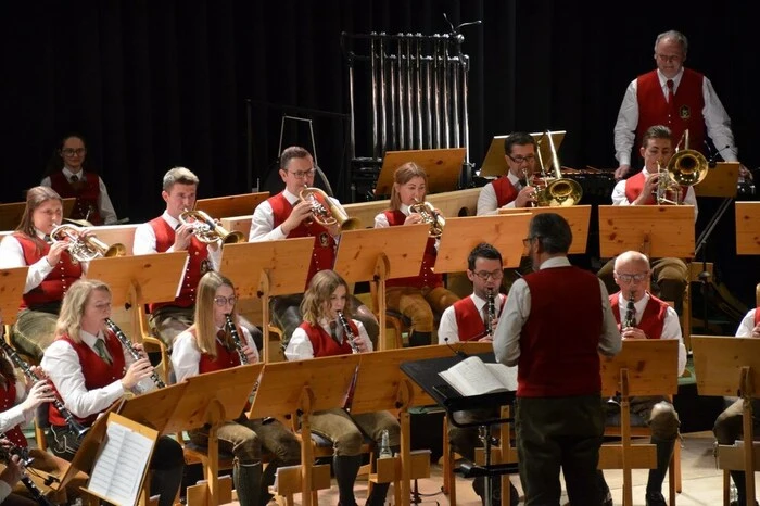 Sehr viele Freunde dieser Musikkapelle und Freunde der Blasmusik sind am 12. November in die Greimhalle gekommen, sie erfreuten sich über die musikalischen Darbietungen der mit hoch gestimmten Instrumenten ausgestatteten Musikkapelle.