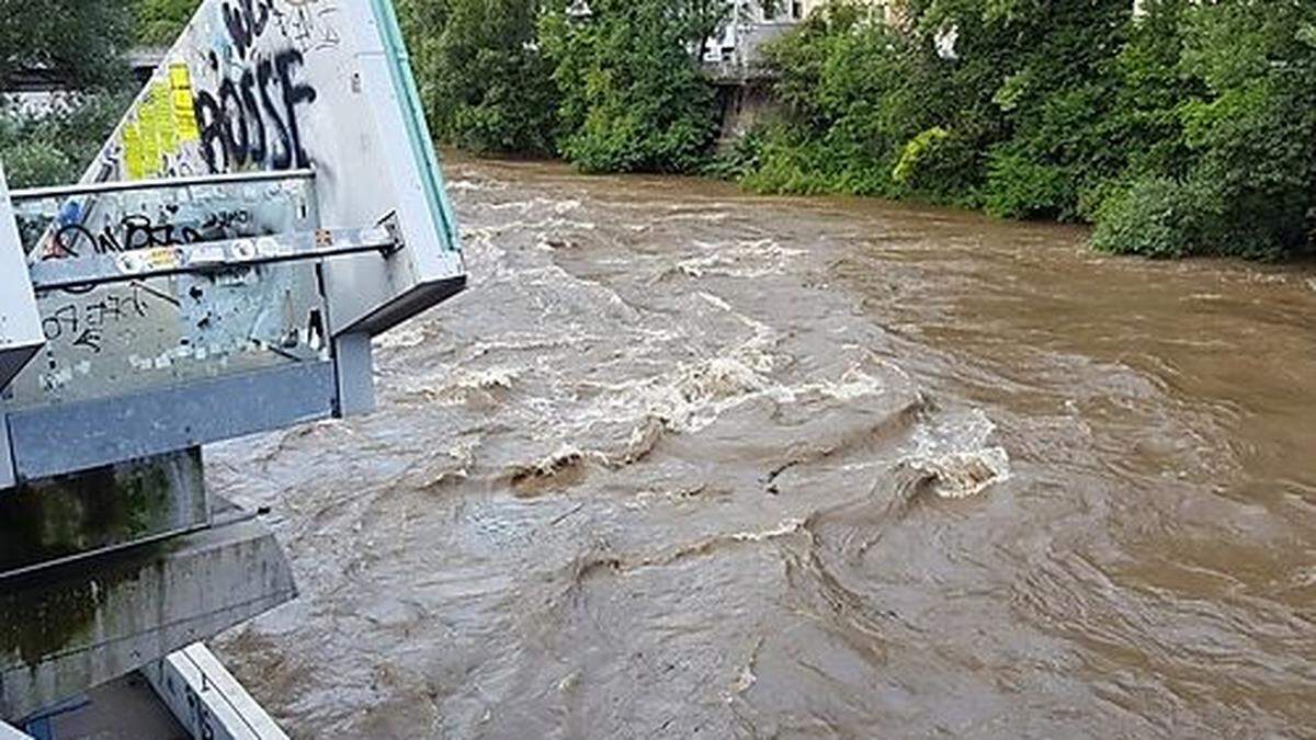 Die Mur führt Hochwasser