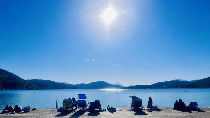 Auch um 17 Uhr abends genossen noch viele Gäste im Strandbad die Sonne