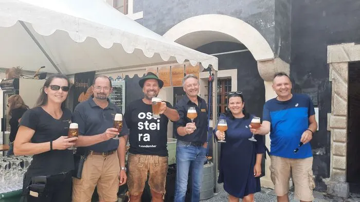 Die "Bierbraurer": Daniela und Markus Gruber (Nibelungengold), Herbert Fasching (Fürstenbräu), Helmut Eder (Eders Bio Bier) mit  Sonja Skalnik (Vorsitzende Erlebnisregion Thermen- &amp; Vulkanland und Christian Thomaser, mit der Idee zum Fest (v.l.n.r).