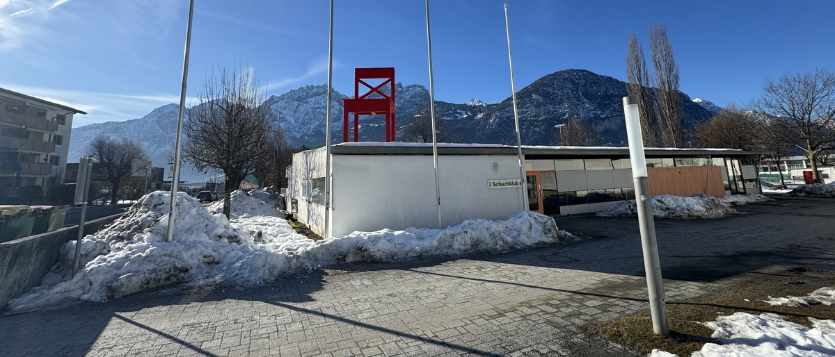 Der rote Stuhl am Dach des alten Kindergartens in Debant