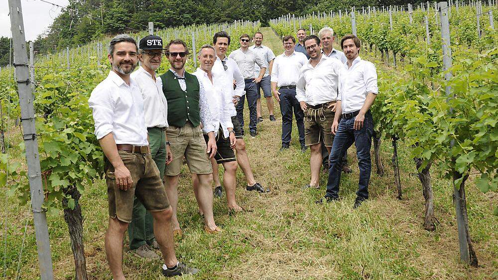 Zwölf Weingüter, eine Mission: Die STK-Winzer präsentierten den neuen Jahrgang und spendeten Großflaschen für einen guten Zweck 