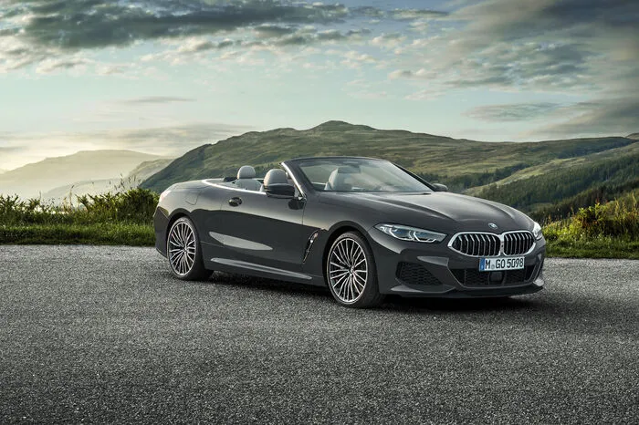 Und zwar vorerst mit zwei Motoren: Da wäre zum einen der 4 Liter großer V8-Benziner, der den M850i xDrive mit einer Leistung von 530 PS und einem maximalen Drehmoment von 750 Newtonmetern in 3,9 Sekunden von 0 auf 100 km/h beschleunigt.