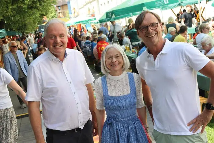  „Christina lebt“ – der Verein für Menschen mit Behinderung – veranstaltete sein jährliches Straßenfest. Hier zu sehen: Geschäftsführerin Michaela Kaufmann, Vorstandsmitglied Erwin Eggenreich (rechts) und  Bernhard Ederer, Bürgermeister von Naas (links).