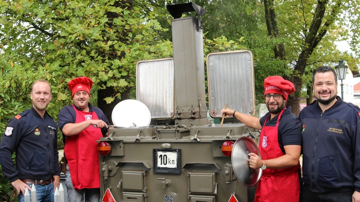 Die Feuerwehrmänner Armin Eberle, Ronald Nedved, Michael Korak und Benjamin Hanschitz hatten großen Spaß mit ihrer Gulaschkanone.