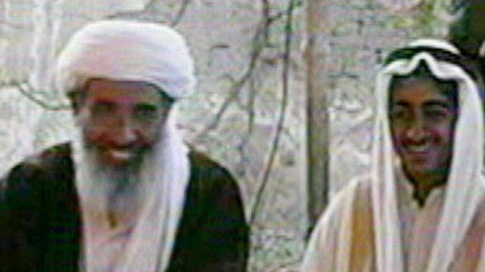 Abu Mohammed al-Masri (links) 2003 mit einem Sohn Osama bin Ladens