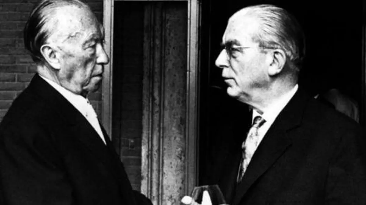 Kanzler Konrad Adenauer (links) und Hans Globke. 