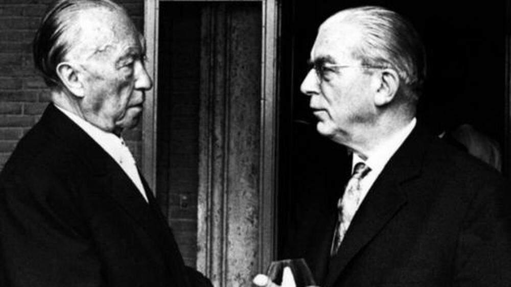 Kanzler Konrad Adenauer (links) und Hans Globke. 